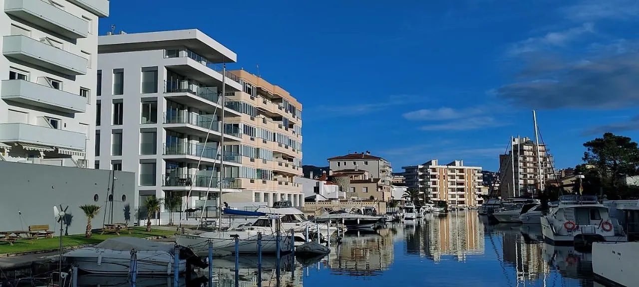 Apartaments Oller Roses 0*,  Spain